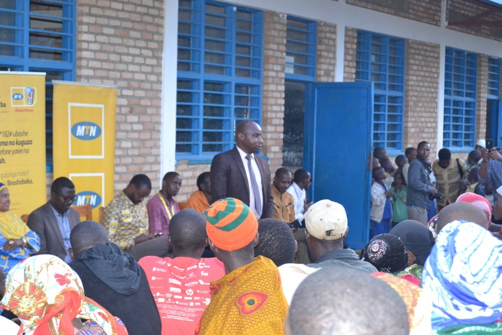 Mugiraneza Jean Bosco uyobora REG, yibukije abaturage bahawe umuriro ko aho ugeze haba hageze iterambere