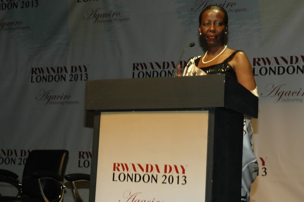Minisitiri w'Ububanyi n'Amahanga Louise Mushikiwabo ageza ijambo ku bitabiriye Rwanda Day