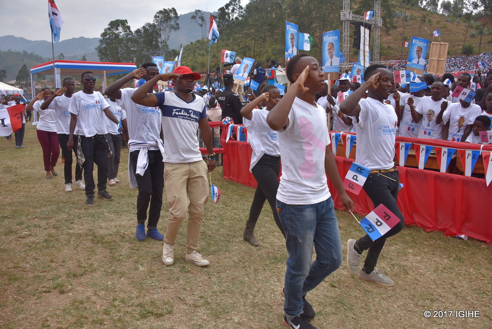 I Gakenke bagendaga batera isaluti bishimira ibyo u Rwanda rwagezeho mu myaka rumaze ruyobowe na Paul Kagame