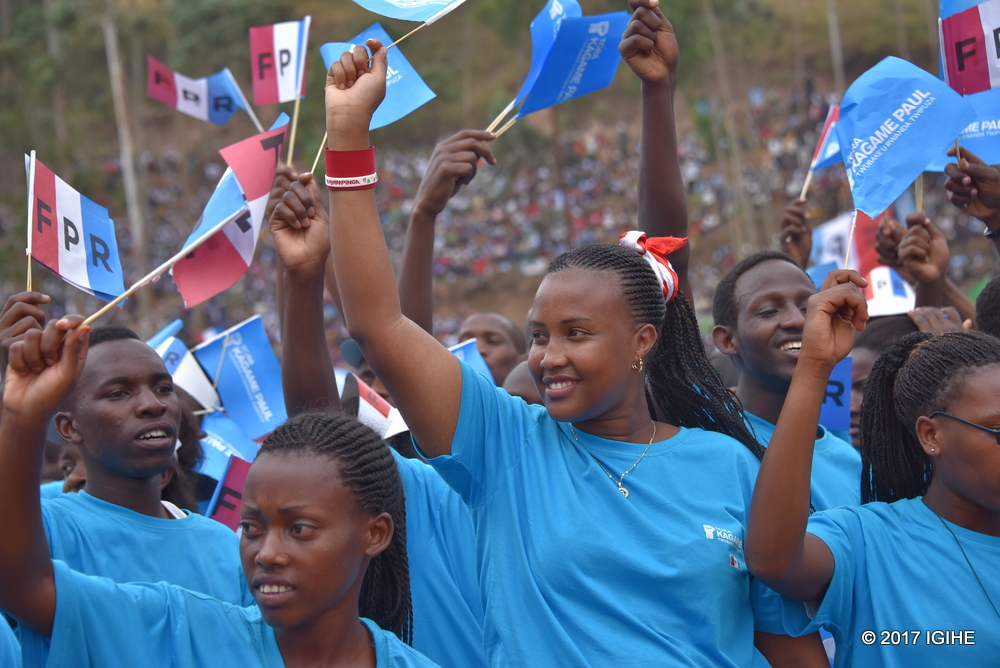 Madonna Uwase, inkoramutima ya Kagame yanagaragaye inyuma ye i Gakenke