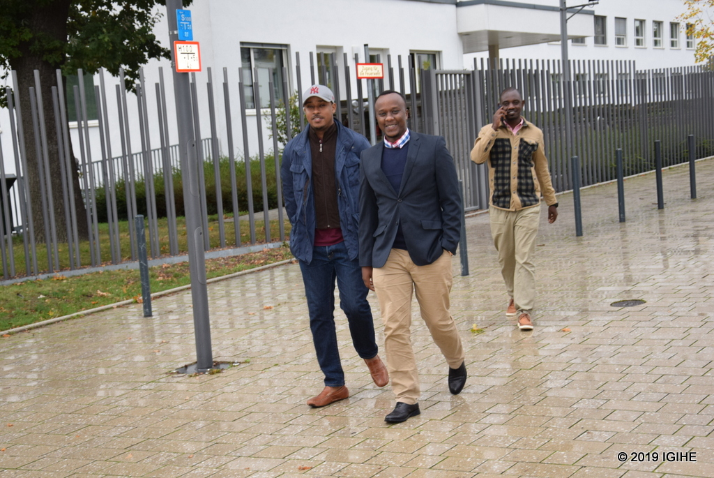 Aba baganaga ku cyumba kizaberamo Rwanda Day kugira ngo barebe uko imyiteguro imeze