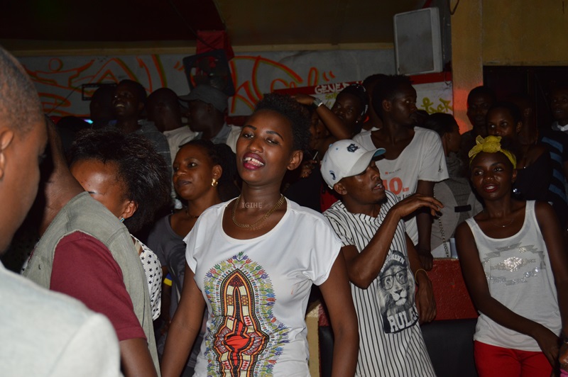 Agasaro Diane washinjaga Bruce Melody kumutera inda yavuye muri aka kabyiniro mu gitondo