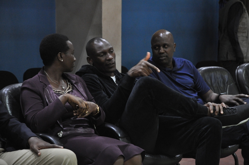 Minisiti w’Umuco na Siporo, Uwacu Julienne hamwe na Perezida wa FERWABA, Mugwiza Desiré baganira na Bismack Biyombo