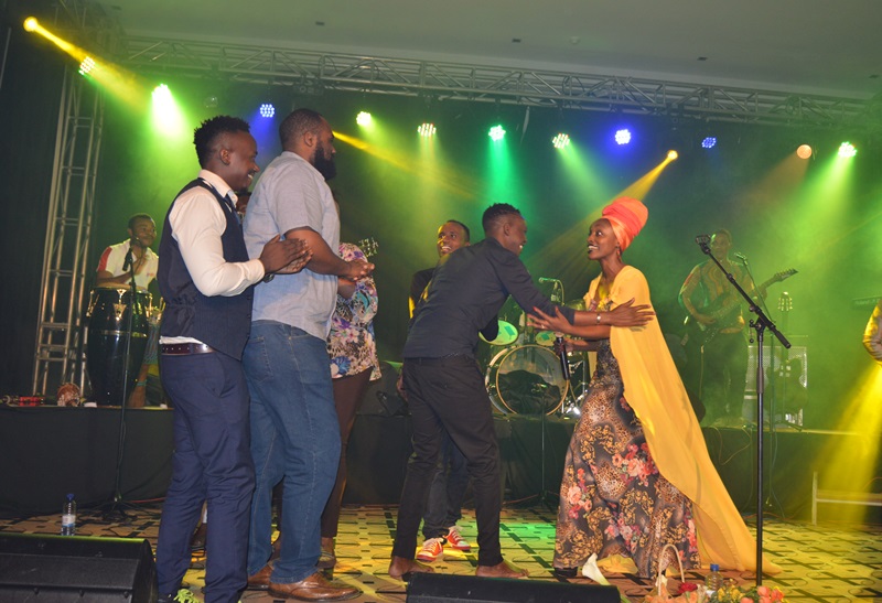 Abahanzi barimo Jules Sentore, Mani Martin na Gahongayire bazaniye Shanel impano arimo aririmba