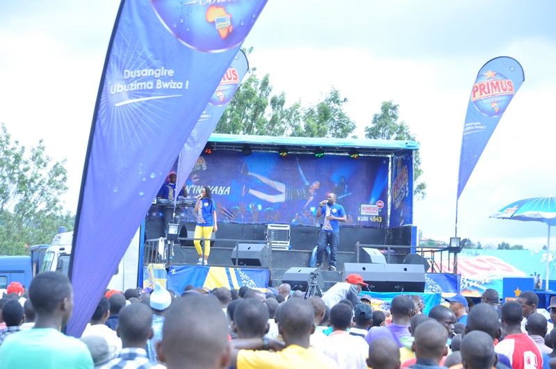 MC Anita Pendo na Tino batangiye gushyushya abafana