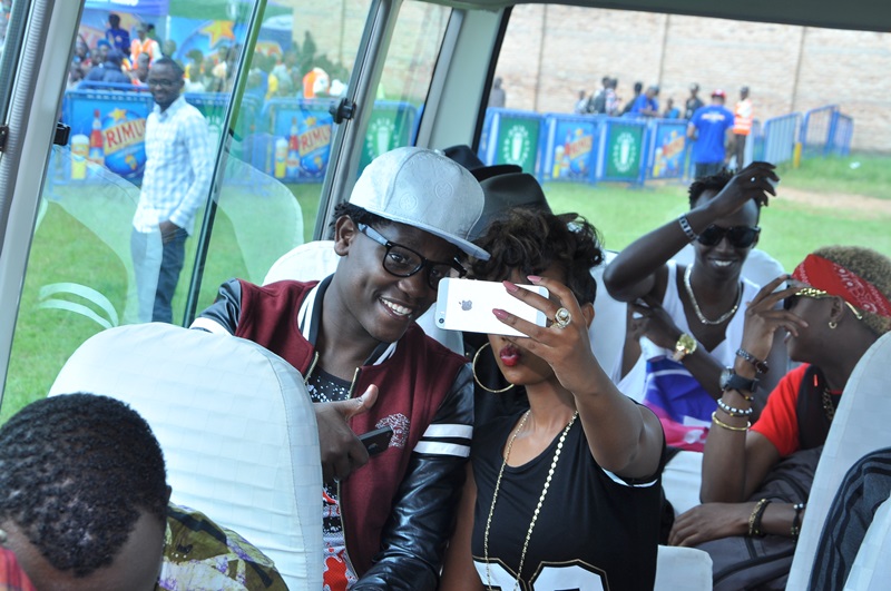 Knowless na Bruce Melody barifata agafoto k'urwibutso mbere y'igitaramo