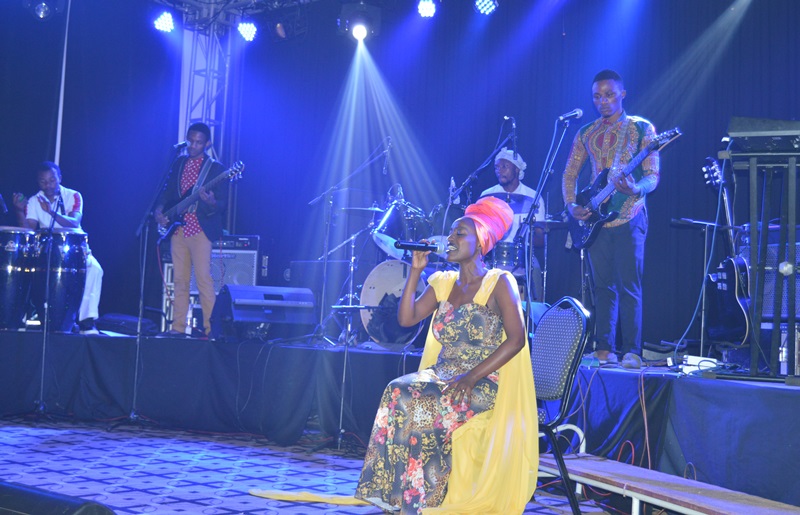 Nyuma y'iki gitaramo , Shanel agiye gusubira mu Bufaransa aho atuye
