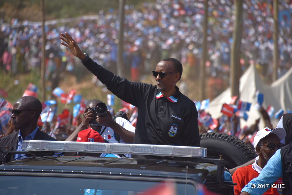 Kagame yakirijwe amashyi y'urufaya n'impundu z'urwungikane ubwo yageraga i Nemba muri Gakenke