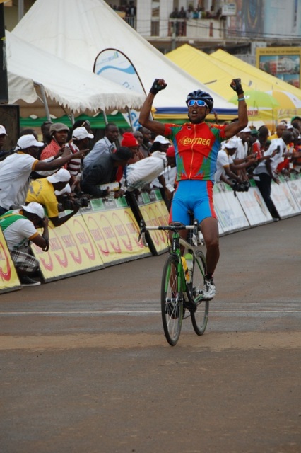 Umunya Eritrea Dawit Haile yageze i Muhanga ari uwa mbere akoresheje 3h30'34" kuri Km 127,5