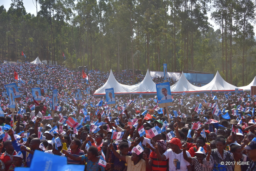 Kagame yiyamamarije ku kibuga cya Nemba muri Gakenke ahari hateraniye abarenga ibihumbi 200