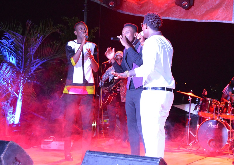 Bafatanyaga kuririmba indirimbo za buri wese. Hano baririmbaga 'Babyumva ya Christopher'