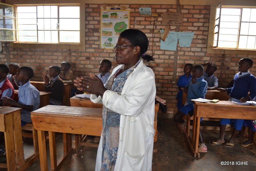 Nyirabakunzi avuga ko gukunda ubwarimu no gukorana umurava akazi ke byamufashije kuzuza inshingano aza no guhabwa inka