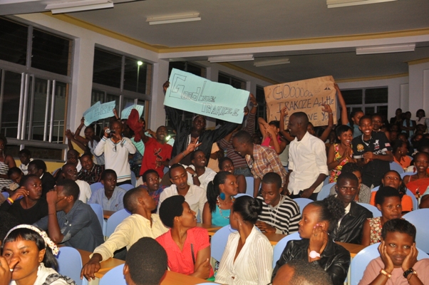 Abantu bari bishimye cyane, bagaragaza ko banogewe n'uko ba nyampinga batowe