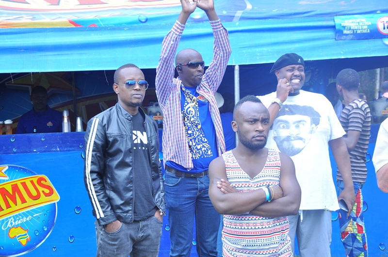 Producer Clement, Patrick Samputu(Bralirwa) na Dj Zizou(uyu mugufi) bakurikiranye igitaramo
