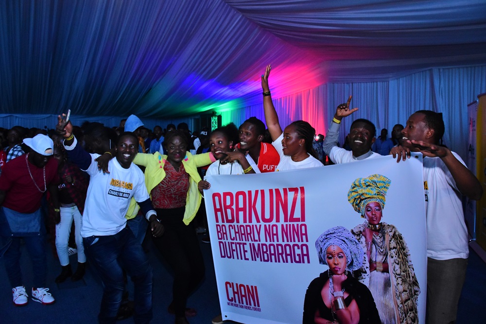 Abakunzi ba Charly na Nina baje bitwaje ibyapa