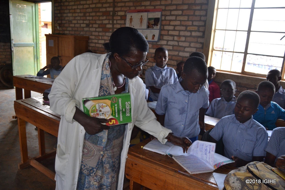 Nyirabakunzi Agnes arimo afasha abana mu masomo