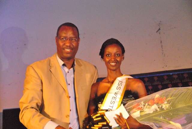 Esther Uwingabire watorewe kuba Nyampinga w'Intara y'Uburengerazuba ari kumwe na Minisitiri Mitali Protais