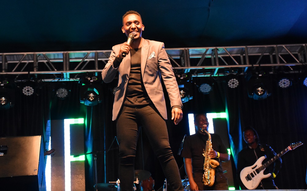 Nkusi Arthur yayoboye iki gitaramo yifashishije n'impano ye yo gusetsa