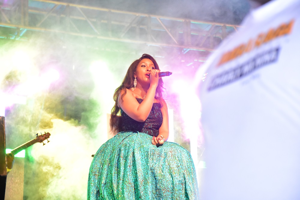 Aba bakobwa bagaragaje ubuhanga mu kuririmba live