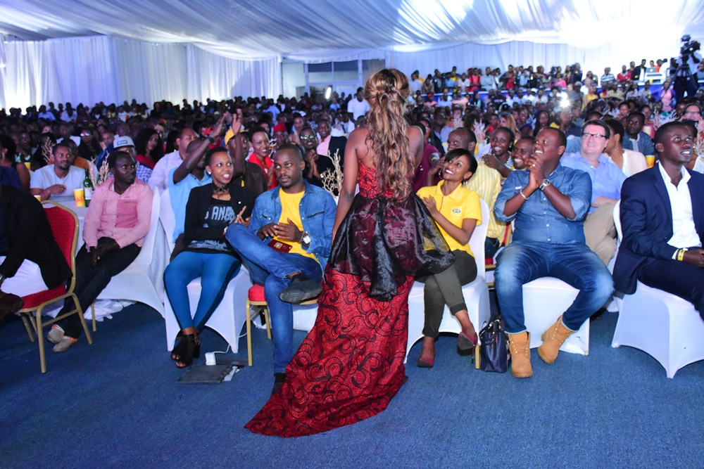 Ubwo baririmbaga mu cyiciro cya kabiri bafashe umwanya begera abafana