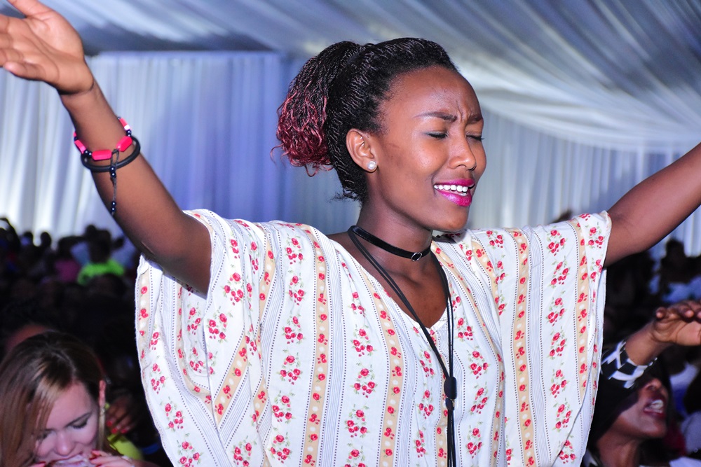 Uyu ari mu baryohewe n'umuziki wa Charly na Nina