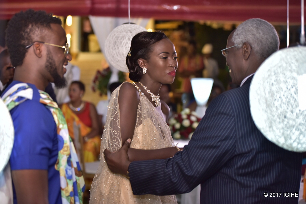 Judithe ubwo yashyikirizaga impano sebukwe