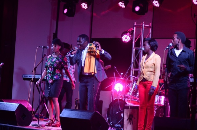 Uncle Austin ubwo yaririmbaga mu gitaramo cyo kumurika album ya Bruce Melodie