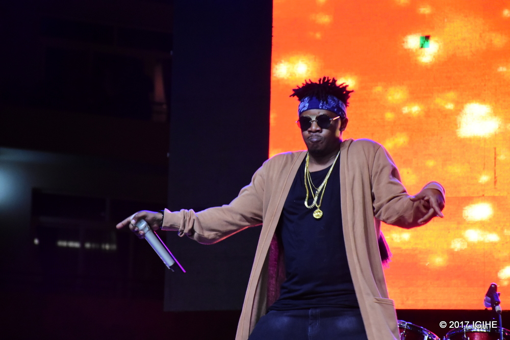 Chege Chigunda wo muri Tanzania yaririmbiye kuri CD ariko akoresha imbaraga nyinshi