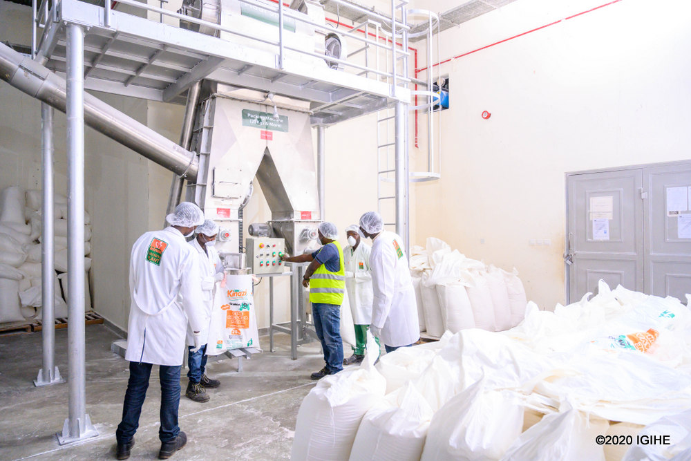 Isuku ni kimwe mu bintu abakozi ba Kinazi Cassava Plant bitwararika buri gihe