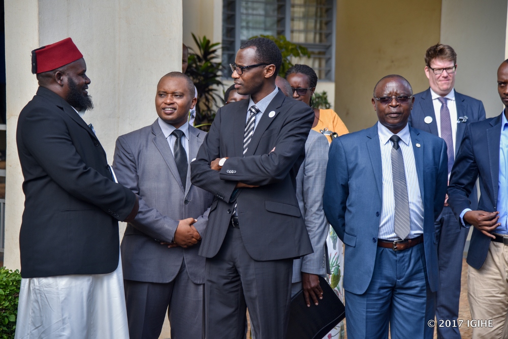 Minisitiri w’Uburezi, Dr Musafiri Papias aganira n'abayobozi b'amatorero bitabiriye iki gikorwa