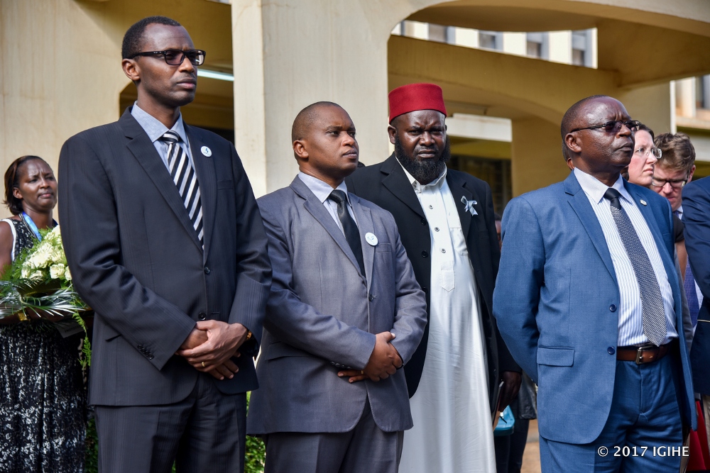 Umunyamabanga wa Leta Ushinzwe Amashuri y'Imyuga n'Ubumenyingiro, Rwamukwaya Olivier (hagati) mu muhango wo kwibuka abahoze ari abakozi ba Minisiteri baguye muri Jenoside yakorewe Abatutsi