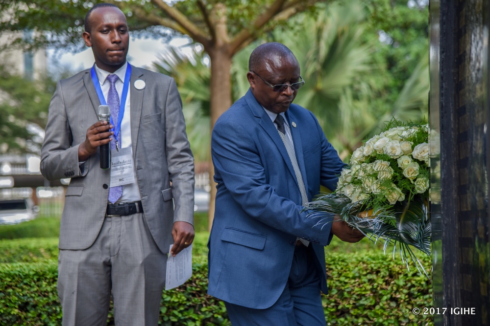 Umuvugizi wa ADEPR, Bishop Sibomana Jean ashyira indabo ahashyinguye imibiri y'abishwe mu gihe cya Jenoside yakorewe Abatutsi