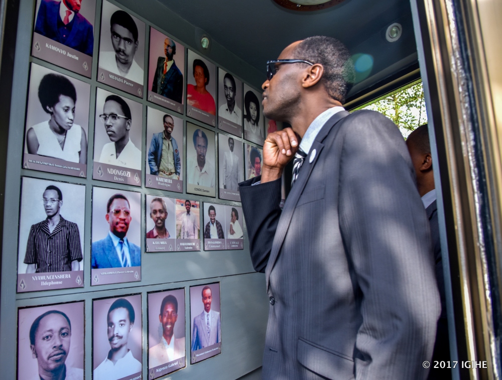 Minisitiri Dr Musafiri Papias yeretswe amwe mu mafoto y'abari abakozi ba Minisiteri bishwe muri Jenoside