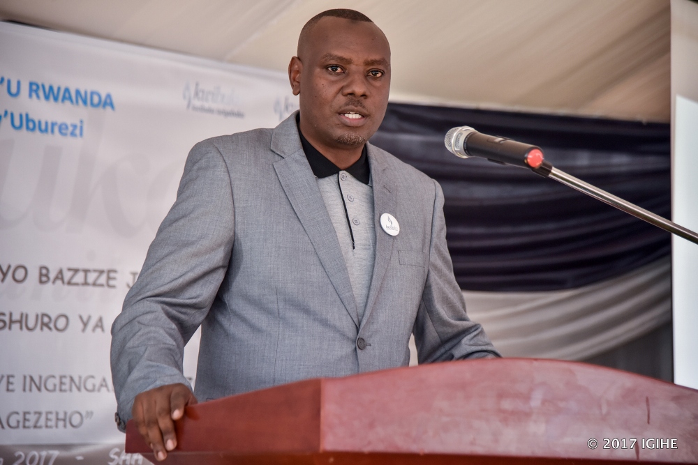 Umunyamabanga wa Leta Ushinzwe amashuri abanza n'ayisumbuye muri MINEDUC, Munyakazi Isaac, ageza ubutumwa ku bitabiriye igikorwa cyo kwibuka