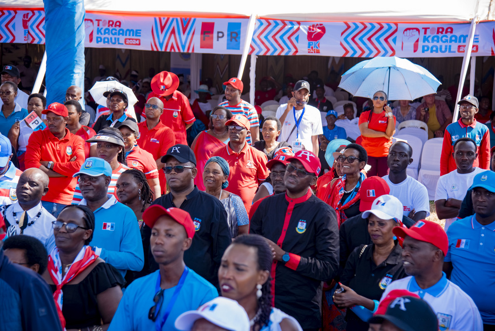Abanyamuryango ba FPR Inkotanyi bakurikiye ubutumwa bwari burimo gutangwa