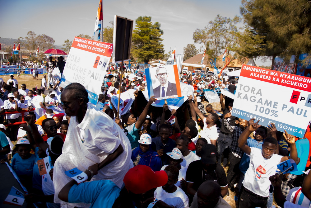 Abanyamuryango ba FPR Inkotanyi bari bafite ibyapa biranga Umuryango wa FPR Inkotanyi