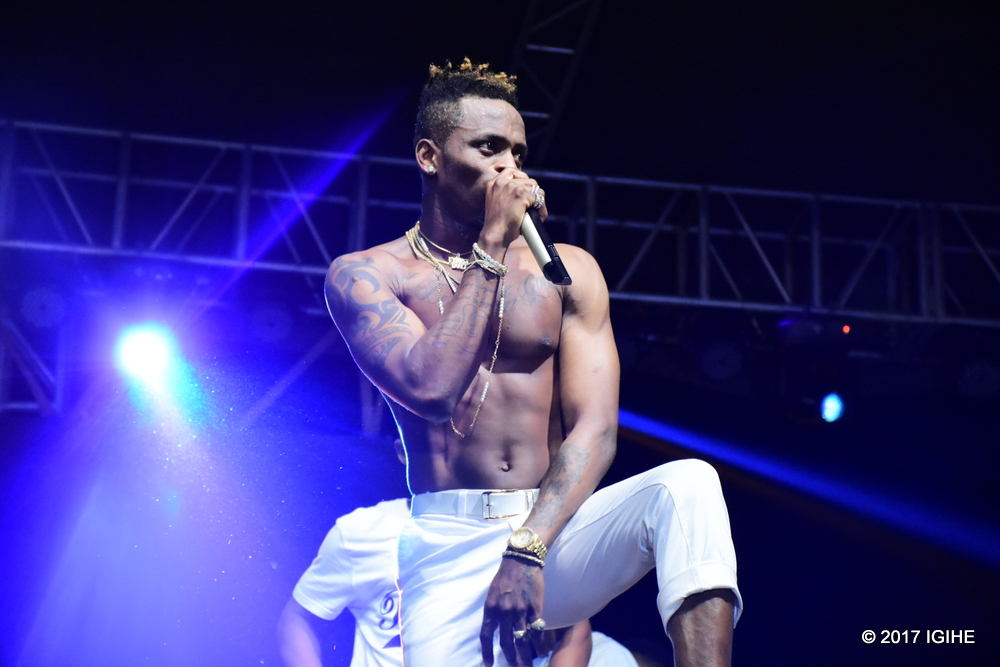 Mu minota ya nyuma Diamond yikuye ikoti yerekana igituza