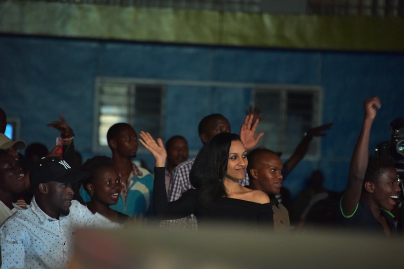 Agasaro Nadia yari mu bafana yereka umugabo we ko yishimiye intera agezeho