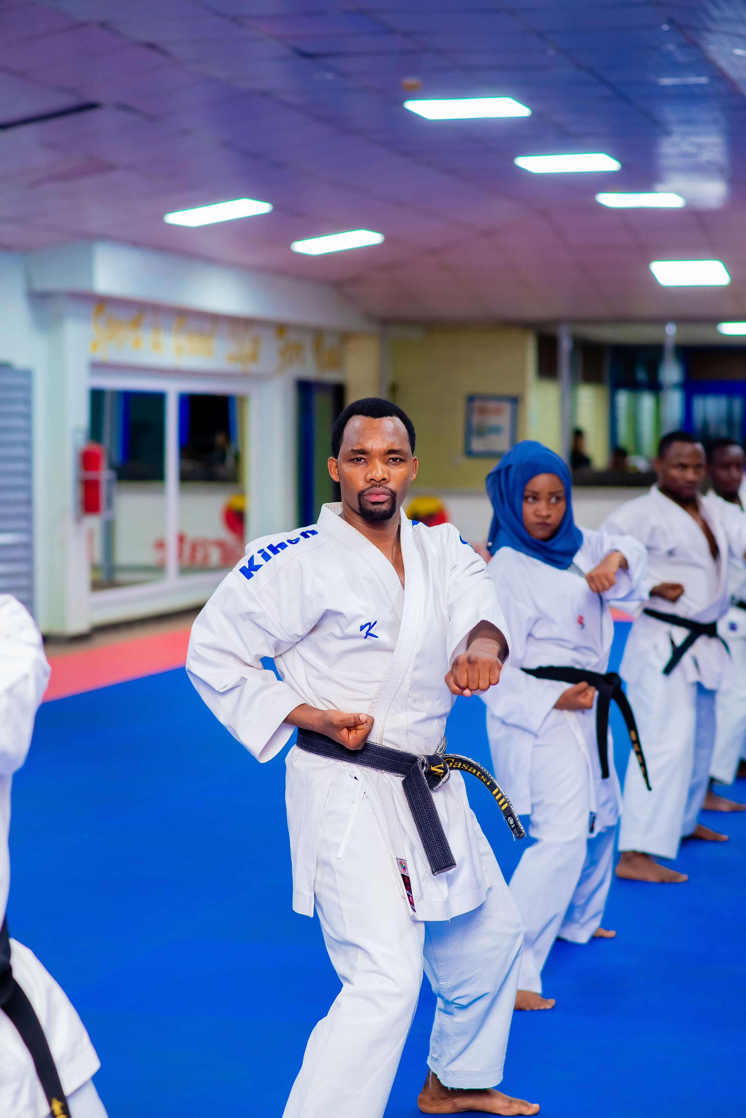 Umuyobozi wa KESA akaba n'Umuyobozi ushinzwe ibikorwa mu ngaga za Karate zikorera mu Mujyi wa Kigali, Sensei Nkurunziza Jean Claude (imbere) akorana n'abandi mu myitozo