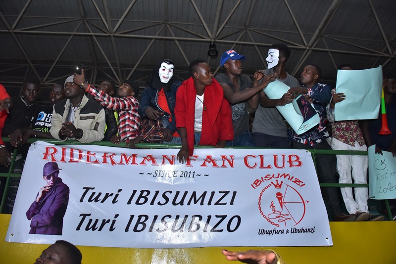 Abafana bari bitwaje ibyapa byamamaza Riderman