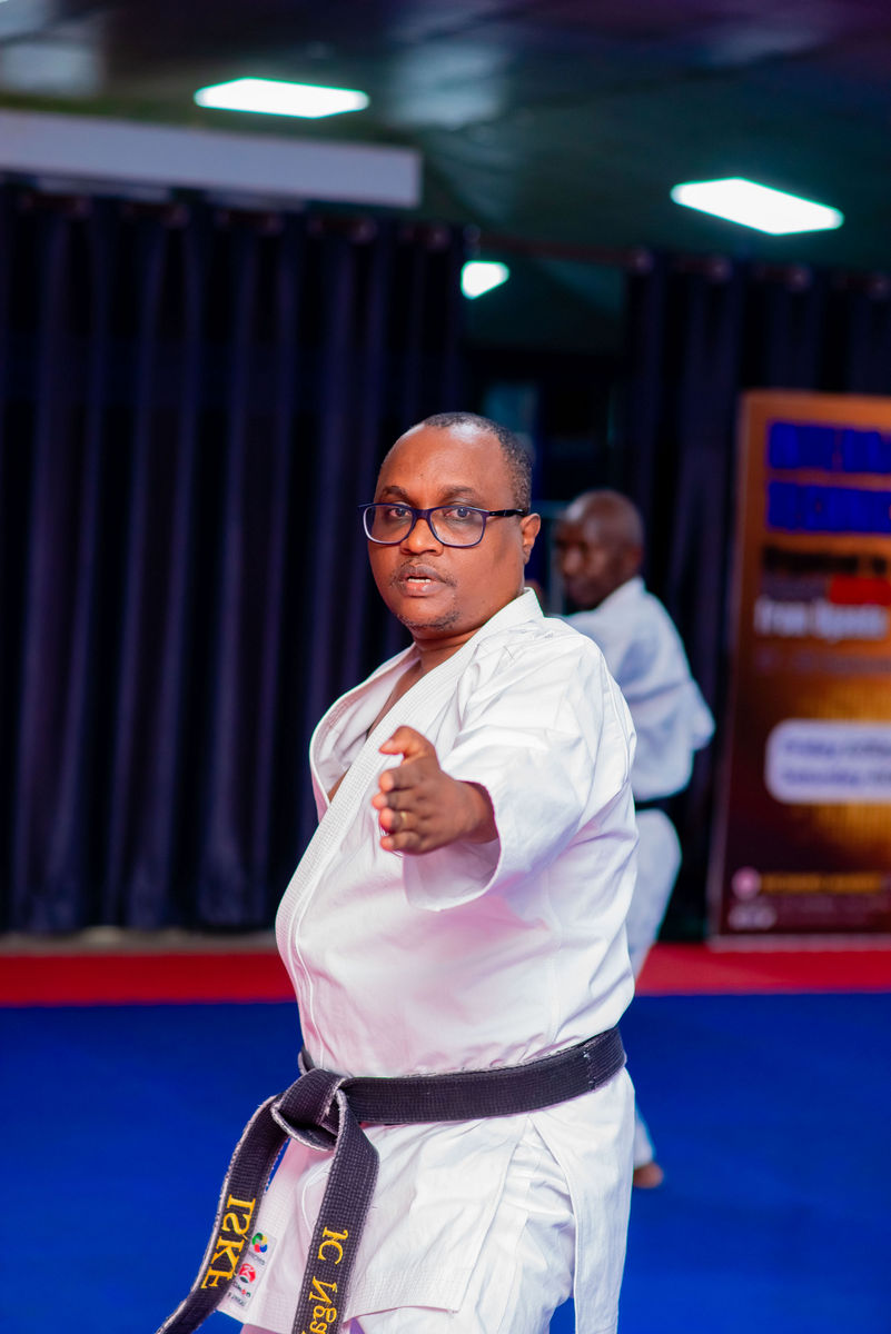 Uwahoze ari Minisitiri w’Ubucuruzi n’Inganda, Dr. Ngabitsinze Jean-Chrysostome, ni umwe mu bitabiriye aya mahugurwa ya Karate asanzwe akina