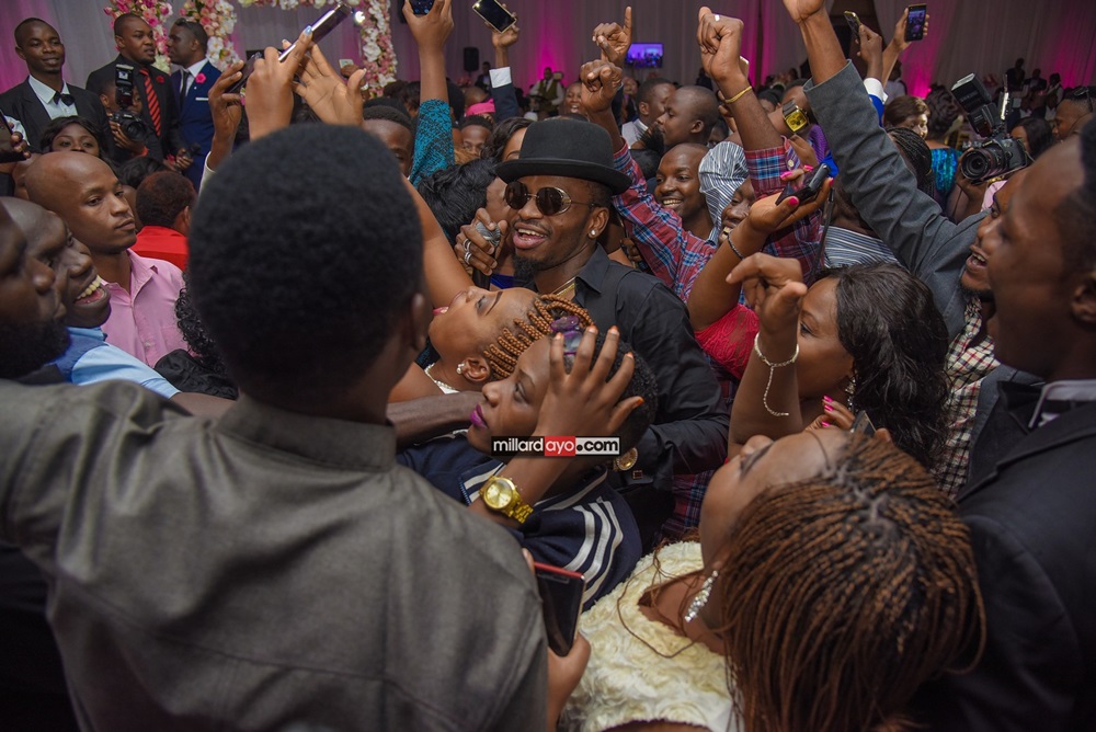 Ubwo Diamond yaririmbaga abatashye ubukwe bamwuzuyeho