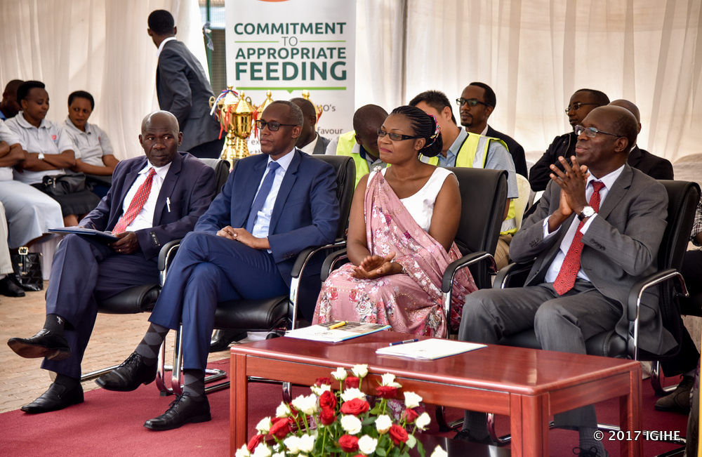 Minisitiri w'Intebe, Anastase Murekezi (iburyo), Minisitiri w'Abakozi ba Leta n'Umurimo, Judith Uwizeye, Ruzibiza Stephen uyobora PSF na Mubera Martin, umuyobozi w’Urugaga rw’Amasindika y'Abakozi mu Rwanda