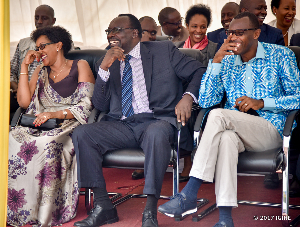 Minisitiri w'Uburezi, Dr Musafiri Papias Malimba (iburyo), François Kanimba uyobora MINEACOM na Stella Ford Mugabo ushinzwe imirimo y'Inama y'Abaminisitiri, bari bitabiriye uyu muhango