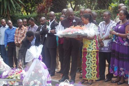 Bashyira indabyo ku Rwibutso rwa Gisozi