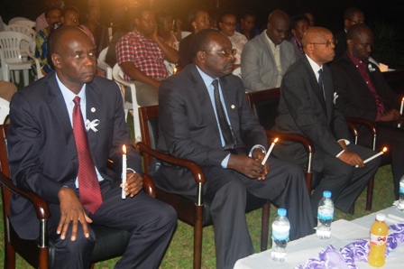 Uhereye iburyo hari Prosper Higiro wari umukozi wa MINICOM mbere y’1994, Minisitiri Kanimba, n`Umuyobozi w`Ikigo gishinzwe guteza imbere amakoperative, Mugabo Damien mu muhango wo kwibuka abari abakozi ba MINICOM bazize Jenoside