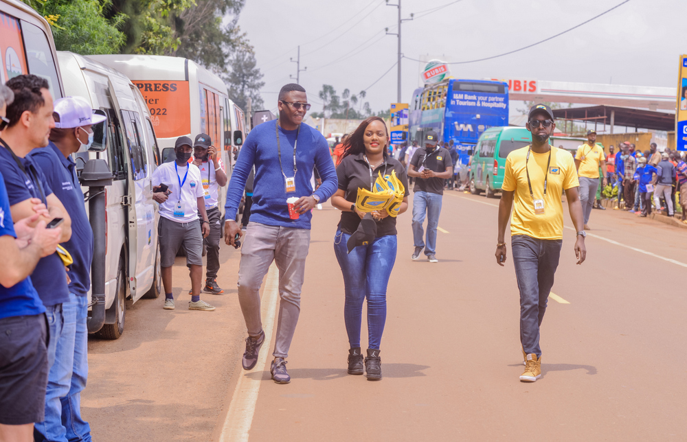 Mugemana Yvonne uzwi mu muziki nka Queen Cha yaherekeje Rwanda Foam muri Tour du Rwanda 2022
