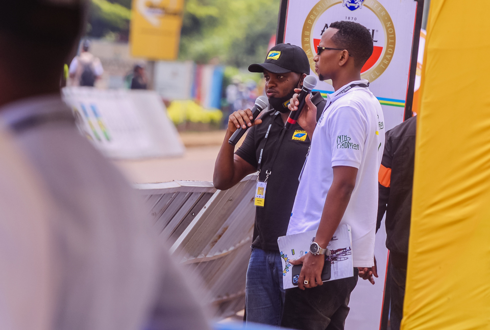 Umuyobozi Ushinzwe Iyamamazabikorwa muri Rwanda Foam, Karekezi Christian, asobanura serivisi uru ruganda rwaserukanye muri Tour du Rwanda 2022
