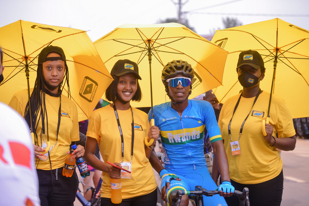 Abakobwa b'uburanga baherekeje Rwanda Foam bafata ifoto y'urwibutso n'umwe mu bakinnyi ba Team Rwanda