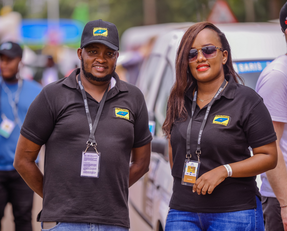 Umuyobozi Ushinzwe Iyamamazabikorwa muri Rwanda Foam, Karekezi Christian, ari kumwe na Queen Cha wamamaza uru ruganda muri Tour du Rwanda 2022